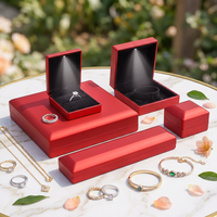 Boîte à bijoux LED en gros pour bagues et colliers avec lumière - Boîte à bijoux créative en cuir PU rouge et plastique avec logo personnalisé et éclairage LED