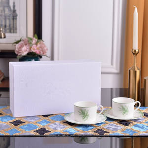 Nuevas Tazas y Platos de Porcelana con Diseño Minimalista Británico de Lirio de los Valles para el Té de la Tarde - Product Image 3