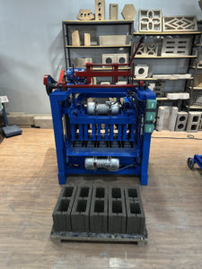 Giá thấp phù hợp để sản xuất gạch xi măng Máy làm gạch có thể sản xuất gạch khác nhau bằng cách thay đổi khuôn - Product Image 5