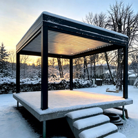 Kit de pergola bioclimatique autoportante en aluminium avec toit à lames motorisées, haute résistance à la charge des neiges pour climat froid, jardin ensoleillé