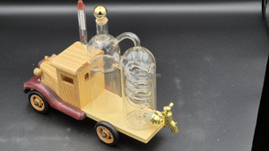 Dispensador de <span class=keywords><strong>Whisky</strong></span> Vintage con Base de Camión Antiguo de Madera y <span class=keywords><strong>Dos</strong></span> Decantadores de Vidrio para Entusiastas de Autos, Bar en Casa y Regalo - Product Image 4