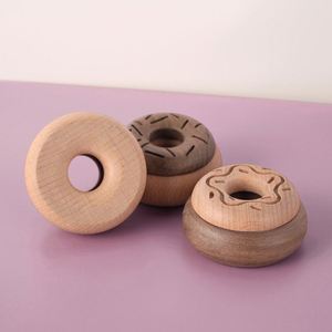 Jouets de cuisine en bois pour enfants : Donuts et desserts en bois pour jouer à faire semblant - Product Image 3