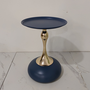 <span class=keywords><strong>Table</strong></span> <span class=keywords><strong>d</strong></span>'<span class=keywords><strong>appoint</strong></span> en métal blanc avec finition dorée - Product Image 1
