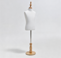 Mannequin enfant en mousse élastique blanc cassé, base ronde en bois vintage pour l'affichage de vêtements pour enfants en boutique