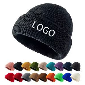 Bonnet tricoté personnalisé à revers court avec logo pour hommes et femmes, style Docker, Trawler, ou Fisherman, idéal pour la vente en gros et les marques privées. - Product Image 1