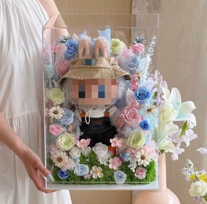 Elegante caja de regalo de flores preservadas con lindas muñecas Arreglo floral romántico en caja de acrílico transparente para ocasiones especiales - Product Image 3