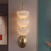 Applique murale LED de luxe en albâtre espagnol, laiton et marbre naturel pour éclairage d'ambiance intérieur de hôtels, villas et couloirs