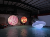 Gonflables géants en forme de surface lunaire avec impression par transfert thermique pour la promotion et la publicité d'événements nocturnes