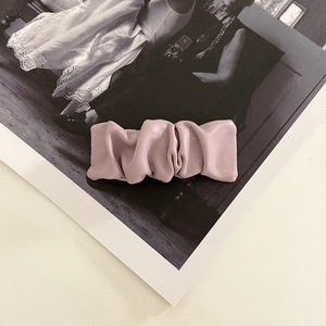 Pinces à cheveux en cuir plissé pour femmes, nouvelles clips rétro passe-partout à la mode, bon marché, accessoires pour cheveux, printemps - Product Image 6