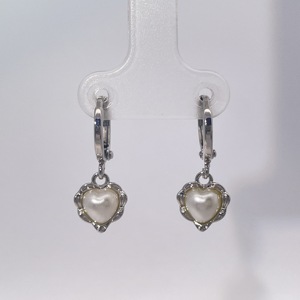 Boucles d'oreilles créoles tendance pour femmes en laiton plaqué or avec perle en forme de cœur de TIanyu Gems - Product Image 2