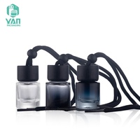 YAN Emballage Mignon Rond 8ml Clair Noir Diffuseur De Voiture Parfum Désodorisant Suspendu Parfum Bouteille En Verre Avec Bouchon En Bois Stock