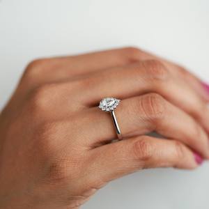 Bague de fiançailles de luxe en diamant de laboratoire, avec diamant de laboratoire taille poire E F VS et halo, bijoux de mariée écologiques - Product Image 6