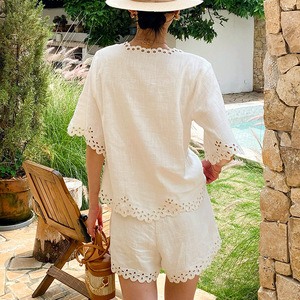 Ensemble de shorts de vacances vintage pour femme, style sud-ouest de France, avec chemisier blanc à manches courtes en ramie et coton brodé ajouré - Product Image 4