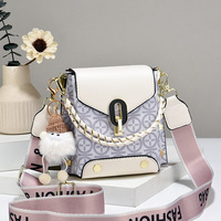 Sacs à bandoulière tendance pour filles, sacs à main pour femmes, sacs pour téléphone portable, avec décoration ours, fermeture à rabat, pochette en nylon – Vente en gros, Nouveauté