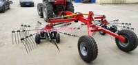 Tracteur avec faneuse Râteau rotatif à foin à suspension à 3 points fabriqué en Chine Râteau à foin rotatif à double entraînement par prise de force