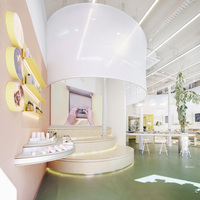 Comptoir de beauté personnalisable de style vert naturel, étagère de magasin en bois, bar à parfums, présentoir de produits