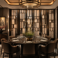 Paravent de luxe en onyx translucide avec cadre en bronze, panneaux veinés de pierre, sur mesure pour hall d'hôtel