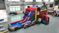 Château gonflable coloré sur le thème de la ferme avec toboggan et piscine à eau, idéal pour la location événementielle