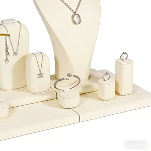 Présentoirs à bijoux de luxe en microfibre beige, MDF et métal – Ensemble de présentoirs pour bagues et boucles d'oreilles - Product Image 3