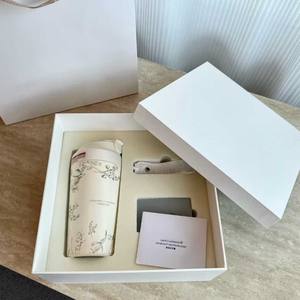 Vaso Térmico de Acero Inoxidable con Diseño de Lirio de los Valles y Cordón, Ideal para Regalo y Uso Diario - Product Image 3