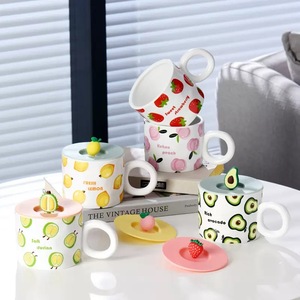Taza de Cerámica Creativa con Diseño de Frutas Variadas para Café, Té y Agua, con un Gran Asa Redonda y una Tapa de Plástico - Product Image 1