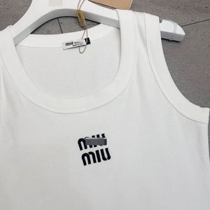Top a <span class=keywords><strong>Costine</strong></span> con Lettere a Contrasto Stile Miu, <span class=keywords><strong>Canotta</strong></span> Slim in Cotone Elasticizzato con Collo Tondo, Senza Maniche, Colori Nero e Bianco - Product Image 3