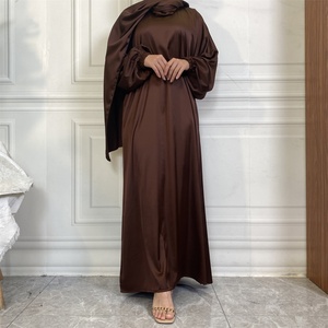 6675 #   Robe longue musulmane islamique tendance, dernière collection, en satin uni de luxe, avec écharpe intégrée et poches latérales - Product Image 3