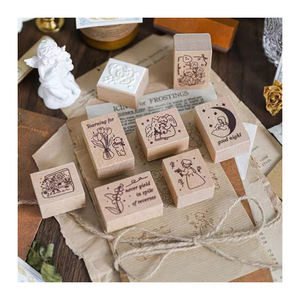 लकड़ी के फूलों की टिकटें लकड़ी की स्याही की टिकटें कस्टम एम्बॉसिंग लोगो जर्नल वर्णमाला शिल्प लकड़ी की टिकटें - Product Image 1