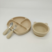 Ensemble de vaisselle en silicone pour bébé, vente en gros directe usine, assiette compartimentée monobloc, bol à ventouse en forme d'ours pour enfants, fourchette et cuillère pour bébé