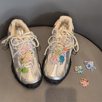 Breloques de chaussures bohèmes pastel avec fleurs perlées, décorations florales multicolores faites à la main avec lacets de perles pour baskets
