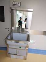 Évier médical MT pour 4 personnes à dossier haut en acier inoxydable 304, à commande au pied ou au genou, avec miroir LED