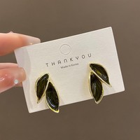 Pendientes pequeños exquisitos de hoja marrón Estilo de alto grado Pendientes versátiles de estilo occidental dulce