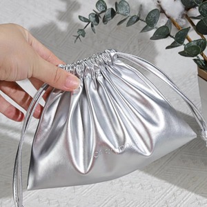 Sac à cordon en cuir PU 25*15 cm pour outils cosmétiques et soins de la peau, avec logo personnalisé imprimé, étanche, pochette de maquillage en cuir - Product Image 4