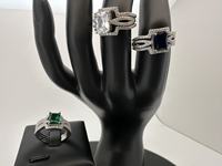 Ensemble de trois bagues minimalistes plaquées platine avec pierres de zircon cubique de laboratoire, design géométrique d'inspiration vintage, alliances