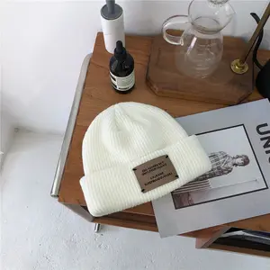 Cappelli invernali con berretto lavorato a maglia da uomo con toppa personalizzata con etichetta tessuta