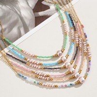 Collier pour femme de style bohème délicat, empilable, en perles de verre colorées et zircon, plaqué or PVD 18 carats de haute qualité, avec perles d'eau douce rose tonées