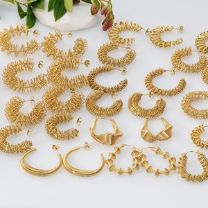 Boucles d'oreilles créoles en acier inoxydable plaqué or 18 carats, style français rétro, multi-nœuds épais, en forme de U, ajourées - Product Image 1