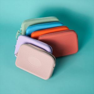 Porte-monnaie unisexe en silicone tendance avec décoration pointeuse, logo personnalisable, fermeture éclair étanche - Product Image 4