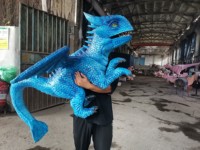   Marionnette à main réaliste en métal en forme de bébé dinosaure pour spectacle en direct dans les parcs à thème, utilisation intérieure/extérieure dans les centres commerciaux et parcs d'aventure