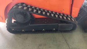 Mesin pemuat Skid-steer baru dengan mengganti aksesori pelat tanah, gigi garpu, dan kait - Product Image 4