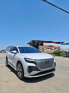 <span class=keywords><strong>Audi</strong></span> Q4 E-tron 40 SUV électrique d'occasion 2024, longue autonomie, version premium, prêt à l'exportation, blanc sur noir - Product Image 2