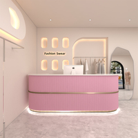 Comptoir de salon de beauté tendance inspiré du luxe, magasin de vêtements, devanture de magasin incurvée pour femmes, design minimaliste.