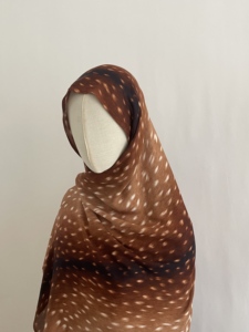 Hijab en modal imprimé numérique de qualité supérieure, motif cerf luxueux, écharpe artistique, châle en jersey doux et respirant à haute densité pour les boutiques - Product Image 3