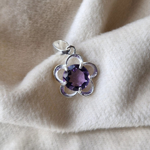 Pendentif à breloque améthyste en argent sterling Design floral-Bijoux de pierre de naissance de guérison Rajasthan pour femmes/Fête cadeau unisexe - Product Image 1