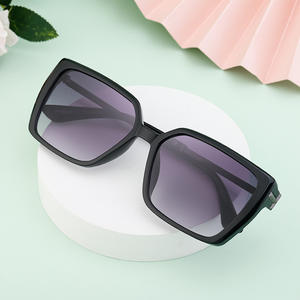 Gafas de sol cuadradas estilo europeo americano para hombre, con montura de PC UV400 y lentes grises, ideales para conducir. - Product Image 1