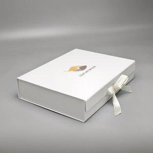 Boîtes d'emballage personnalisées, logo de luxe, carton recyclé, boîte pliante noire pour vêtements, boîtes cadeaux magnétiques, laminage mat, éponge - Product Image 3