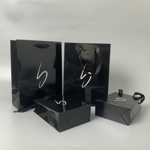 Sacchetto di carta patinata nero lucido di lusso all'ingrosso di alta qualità con Logo personalizzato per l'imballaggio del regalo del negozio al dettaglio di vestiti - Product Image 3