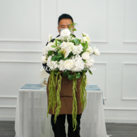 Centro de Mesa Moderno DKB con Bola de Flores para Boda, Decoración de 30 cm con Rosas Blancas de Seda y Hojas Verdes, Centros de Mesa de Flores Artificiales