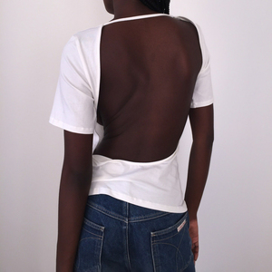 เสื้อยืดแขนสั้นคอกลมสีพื้นแบบสบายๆ ทรงปกติ ระบายอากาศได้ดี เหมาะสำหรับฤดูร้อน ผลิตจากผ้าถักที่เป็นมิตรกับสิ่งแวดล้อม ดีไซน์เซ็กซี่โชว์หลัง - Product Image 1