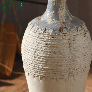 Jarrón grande estilo Wabi Sabi de Yan Yujia para exhibición floral en el hogar. - Product Image 4